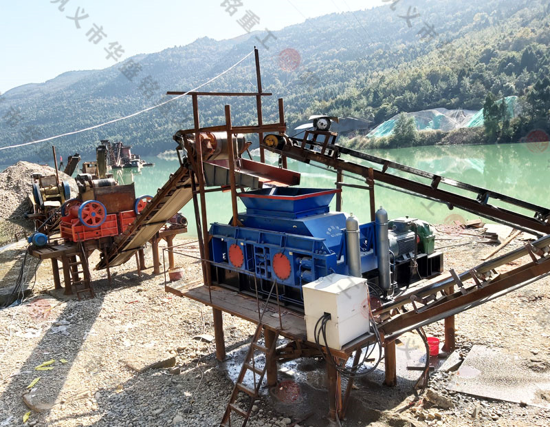 安徽對輥破碎機生產現(xiàn)場